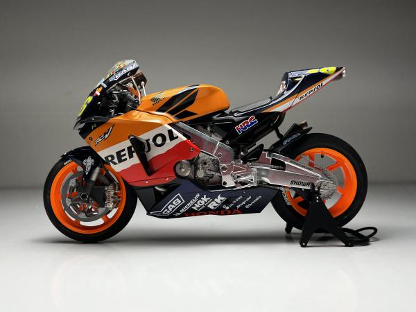 Honda RC211V Valentino Rossi Repsol Laranja/azul #46 M