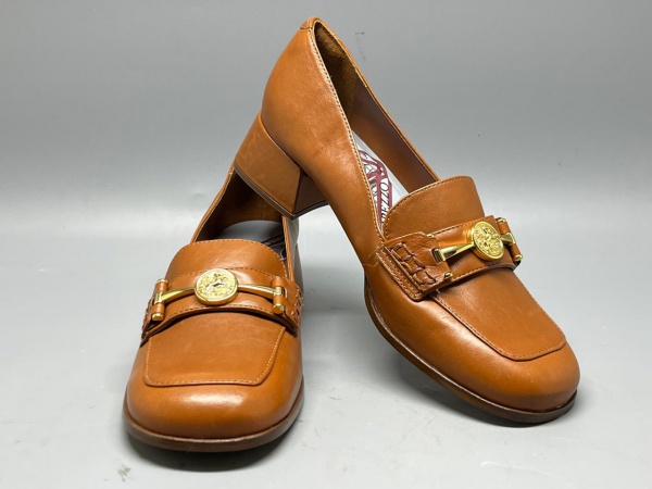 CALÇADO AREZZO Par de sapatos em couro marrom