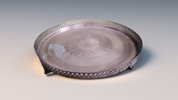 Salva, confeccionada em prata 800, com galeria central ricamente cinzelada, borda vazada. Med.: 48 cm. Pesando:850 gramas.
