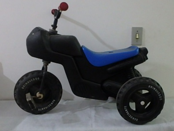 Motoneta triciclo infantil de pedal em plástico duro azul e preto