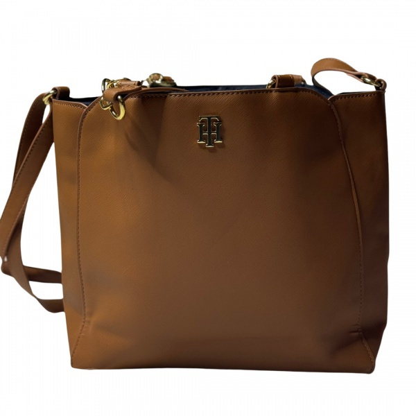 Tommy Hilfiger- Bolsa Tommy Hilfiger modelo Satchel, cor caramelo, com duas alças (uma para ombros e a outra em corrente