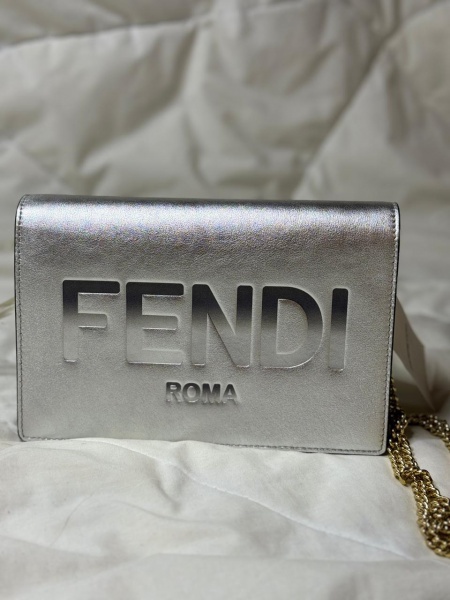Bolsas . Fendi- Bolsa Fendi em couro prata com alça em metal dourado, removível. 20cm de ...
