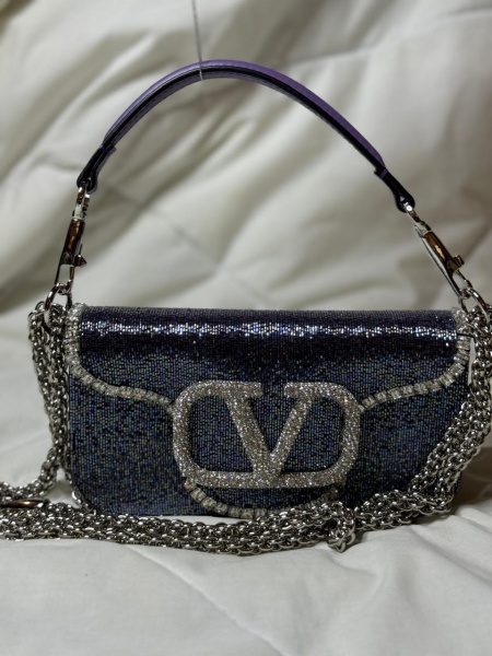Bolsas . Valentino Garavani- Bolsa tiracolo VLogo SignatureAplicação de cristais ...