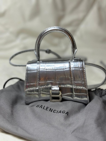 Balenciaga- Bolsa Hourglass XS em couro de bezerro prata metalizado com estampa de crocodilo Dimensões: L18,8 x H12,95 x