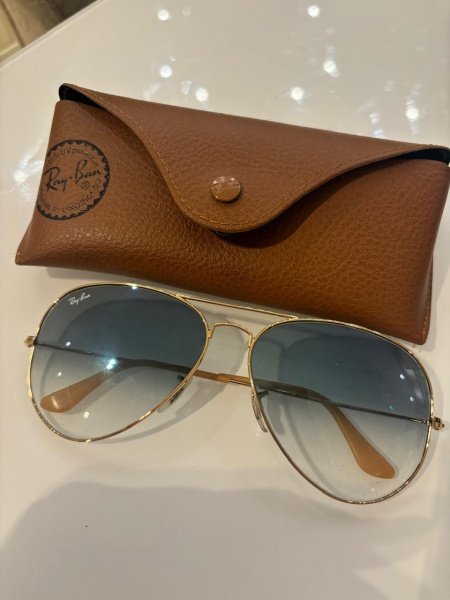 Rayban- óculos modelo Aviator Gradient, em azul claro e dourado. Acompanha estojo da marca, produto nunca usado. Atendim