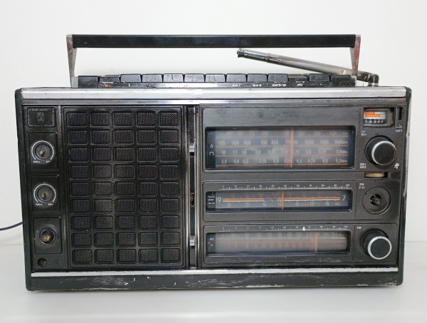 Rádio Grundig Satellit 2100, está funcionando somente na funçao FM