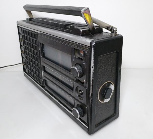 Rádio Grundig Satellit 2100, está funcionando somente na funçao FM