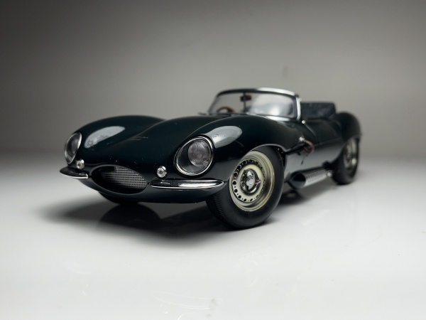 Jaguar XK SS Verde - Autoart Escala 1/18 miniatura em m