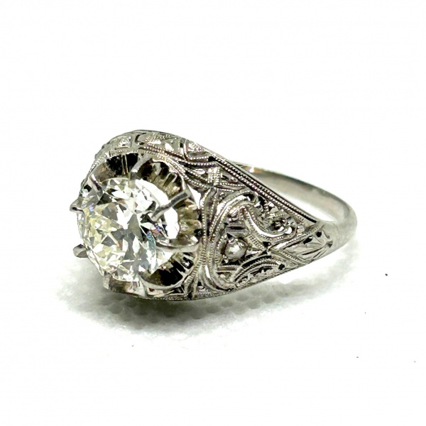 JÒIAS DIAMANTE - Importante anel art deco em platina com diamante central em lapidação Amsterdam com