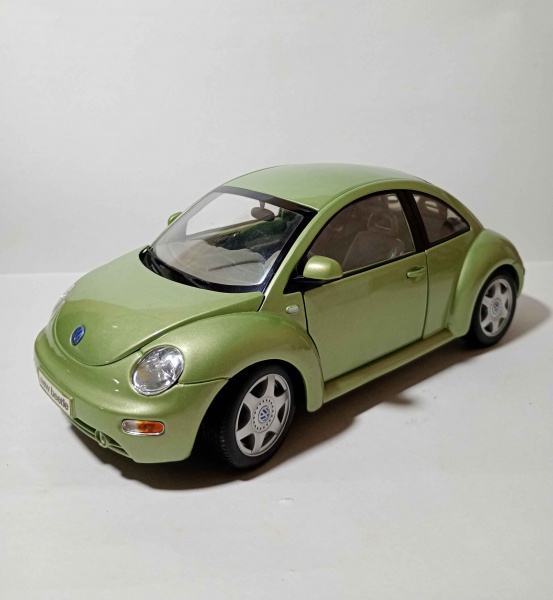 maisto - Vw new beetle - escala 1/18 - cor: verde - modelo metal die-cast. possui partes moveis