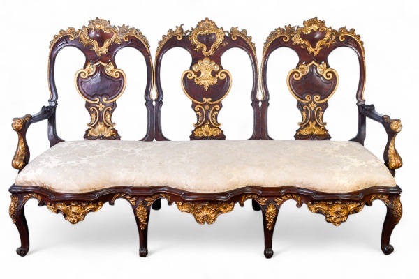 Imponente cadeiral no estilo barroco português, século XVIII, em madeira nobre entalhada e com detal