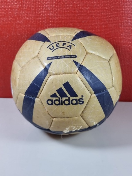 Mini bola ADIDAS - Eurocopa 2004 - No estado.