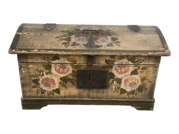 <b>MOBILIARIO</b>, um (1) baú confeccionado em madeira, pintura patinada decorado por flores e folha