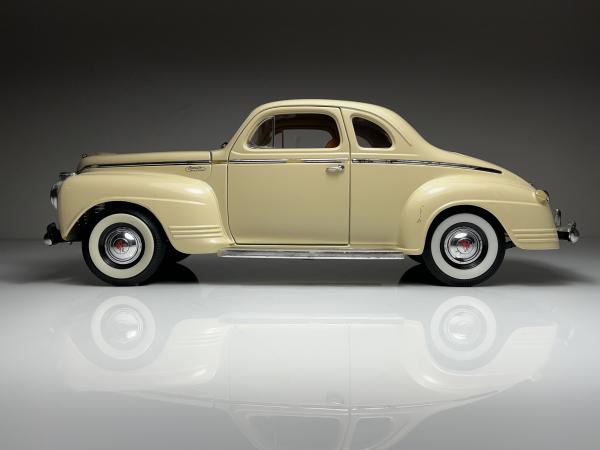 1941 Plymouth Bege - Road Signature Escala 1/18 miniatu