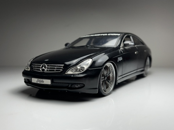 Mercedes Benz CLS Class Preto - Maisto Escala 1/18 mini