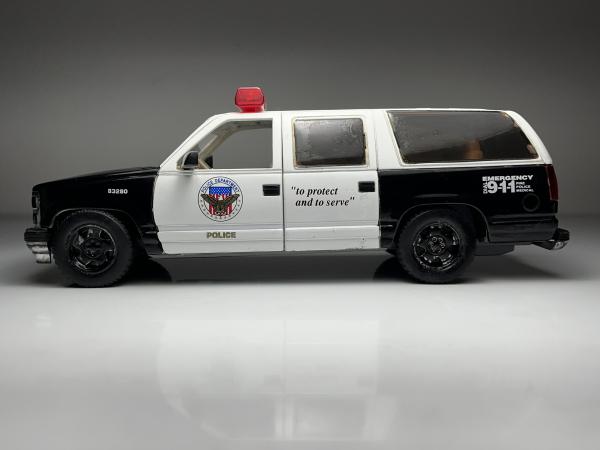 1993 Chevrolet Suburban ミニカー 1/24 アメ車 1993 Chevrolet Suburban Preto / Branco Policia - Sun St