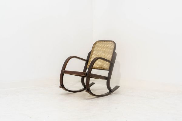 MÓVEIS GERDAU - Antiga cadeira de balanço estilo art déco em madeira vergada e palhinha original de fábrica. C. 1950. Apresenta desgastes e sinais do tempo. Dimensões: L 55 cm x P 90 cm x A 82 cm. Peça no estado.