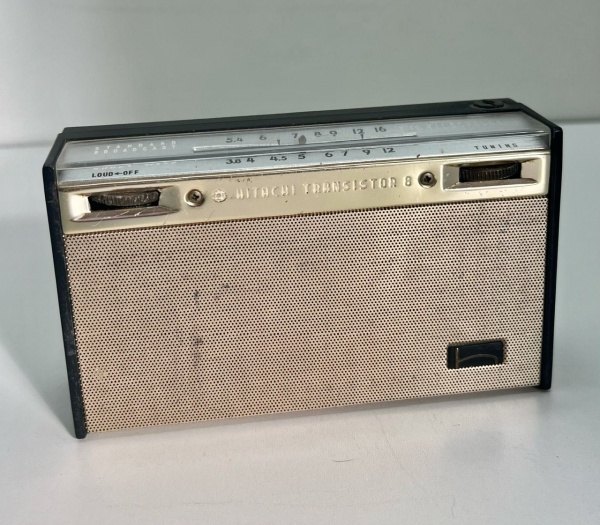Hitachi Transistor 8 - Antigo rádio portátil fabricado no Japão na