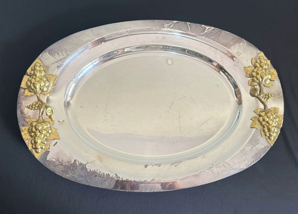 NT 005 Bandeja oval,metal prateado Wolff. Rico trabalho com cacho dourado de uvas em relevo na pega.