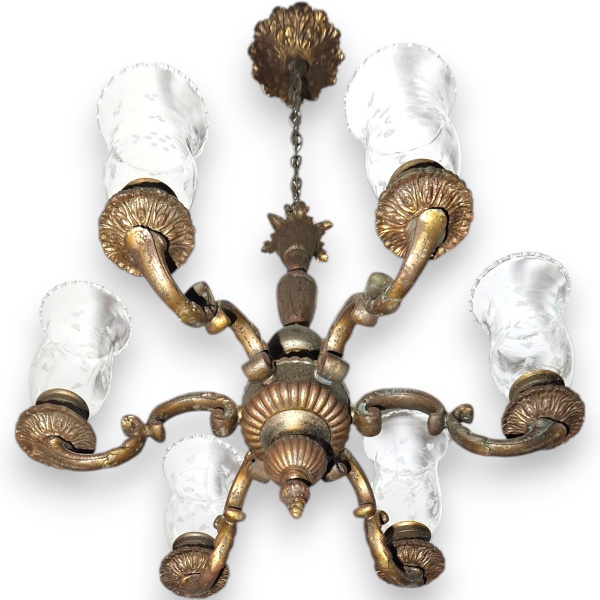 SUNTUOSO LUSTRE DE SEIS LUMES EXECUTADO EM BRONZE, CORPO CENTRAL CIRCULAR COM PARTE SUPERIOR E INFERIOR ABAULADAS, LAVRADA COM MOTIVO FITOMORFO, ENCIMADO POR FUSTE ESGUIO REMATADA COM FOLHAGENS RELEVADAS, BRAÇOS NA FORMA DE ENROLAMENTO VEGETALISTA, CANOPLA TAMBÉM EM BRONZE DE BORDA RECORTADA E CINZELADA COM PALMETES, MEDINDO 90 X 50 X 50 CM. APRESENTA MARCAS DO TEMPO E/USO, CONFORME FOTOS ANEXAS. ESTE LOTE NECESSITA DESMONTAGEM E/OU DESINSTALAÇÃO E ESTARÁ DISPONÍVEL PARA RETIRADA NO HUMAITÁ RIO — SUNTUOSO LUSTRE DE SEIS LUMES EXECUTADO EM BRONZE