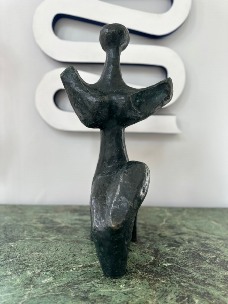 Joias . BRUNO GIORGI - Escultura de bronze patinado com base de mármore. Assinado no ...