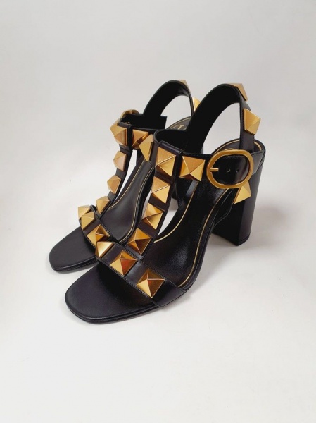 Joias . Autêntica Sandália Valentino Rockstud usada 1x, com dust bag. 38sola, 36br. Em ...