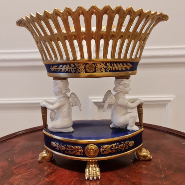 Joias . Sevres , centro de mesa em fina porcelana decorada á ouro com esculturas de ...