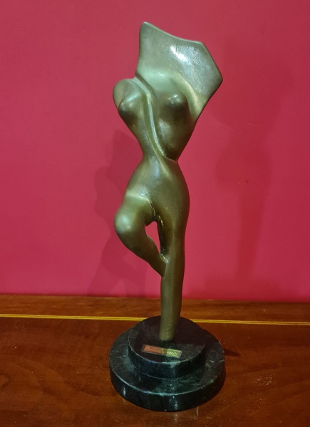 Joias . Sueli Herrera - escultura em bronze polido com base em granito preto - Medidas ...