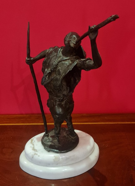 Joias . Magnífica Escultura europeia em bronze com base em mármore Carrara - assinatura ...
