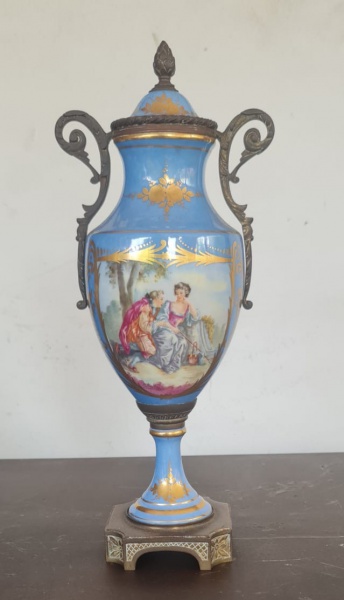 Joias . Sevres - fina ânfora em porcelana sevres ornamentada com bronze omulu - medidas ...
