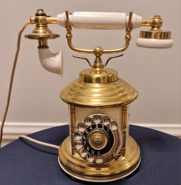 Joias . Antigo telefone em bronze polido e galalite