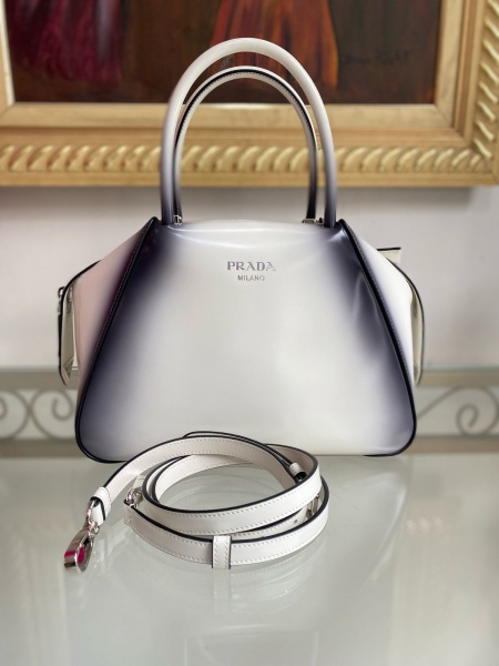 Bolsas . Autêntica Bolsa Prada Branca, nova, sem uso com etiqueta.