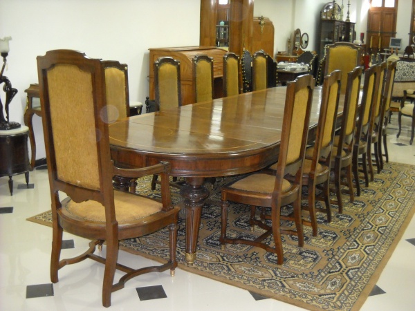 Belíssima sala de jantar em estilo Império em Canela finamente entalhada e marchetada compos