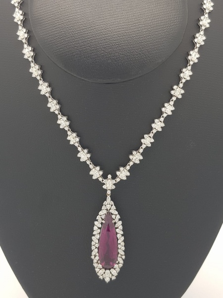Colar de ouro branco 18k, 15,0 ct de diamantes e 11,0 ct de turmalina. Peso 37,9g.