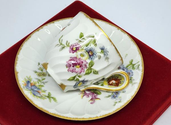 LIMOGES - FRANCE - Antiga xícara para café francesa em porcelana