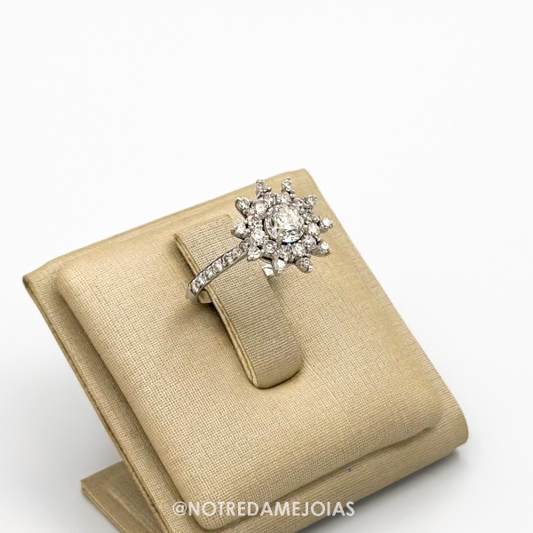ANEL SOL OURO BRANCO 18K/ DIAMANTE CENTRAL  I/si DE 0.71 PONTOS E 0.90 PONTOS H/vs CRAVADO AO REDOR