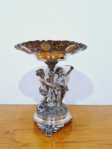 Escultura banhada a prata. Medidas: 30cm circunferência x 33,5cm altura. Por se tratar de peças de é