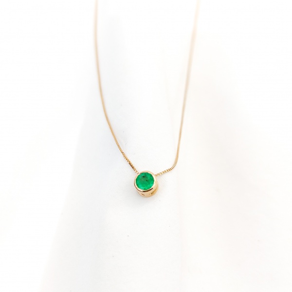 Corrente em ouro amarelo 18k com pingente de esmeralda