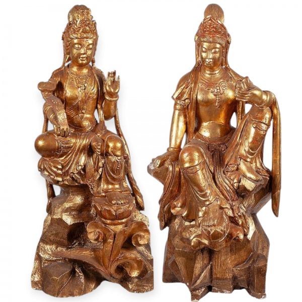 Par de espetaculares esculturas de Guanyin em madeira entalhada e folheada a ouro. Representando a d