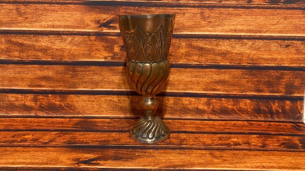 Antigo vaso em metal cobreado, ornamentado em canelado retorcido e decoração floral batida à mão, 27