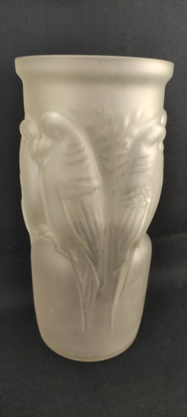 René Lalique  Antiga Floreira da célebre cristallerie Francesa, na tonalidade da cor cinza, apresen