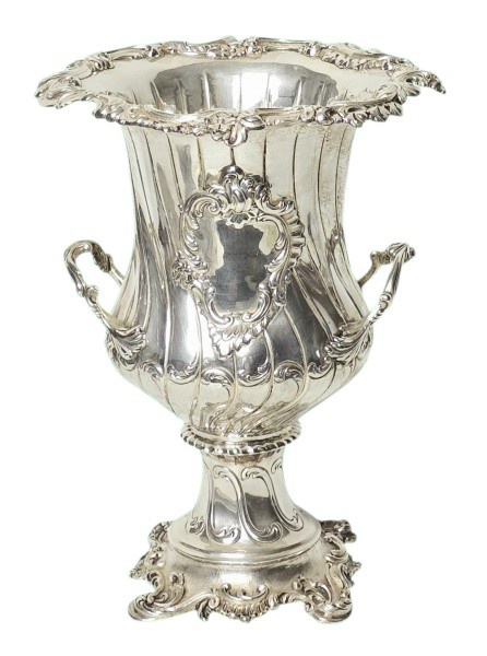 Vaso clássico em prata contrastada, peso: 1260 g, com borda decorada com friso em motivos florais, d