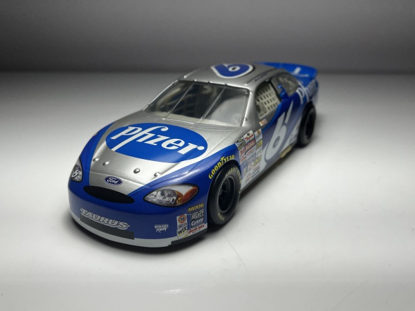 Ford Taurus #6 Pfizer Prata e Azul - Hotwheels Nascar E