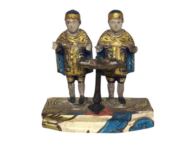 <b>ARTE SACRA</b>, uma (1) imagem representando São Cosme e Damião, confeccionada em madeira entalha