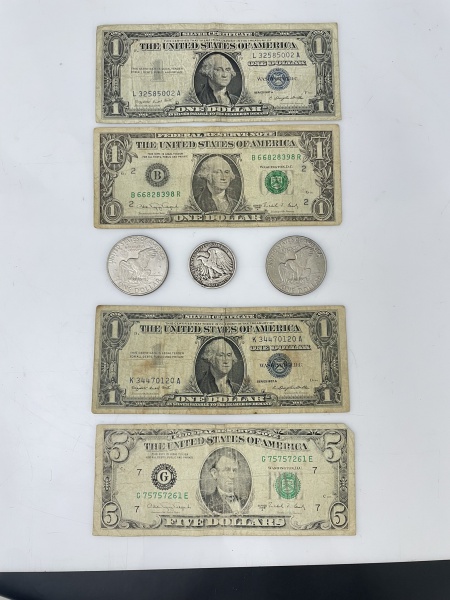 Lote de cédulas e moedas