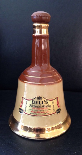 Bells Old Scotch Whisky - Em formato de sino - Corpo em cerâmica.