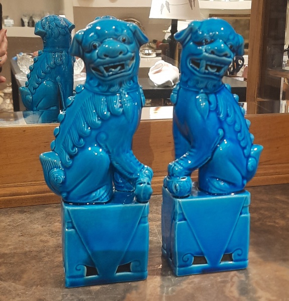 Imponente par de esculturas representando cães de Fó em porcelana vitrificada de tom turquesa ricas