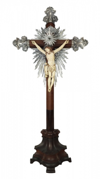 Excepcional e raro Crucifixo, com Cristo em marfim e prata, português, do século XVIII. Alt. 100cm.