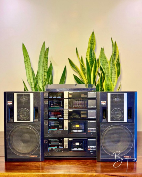 Sistema de som Gradiente TURBO-75 completo, acompanha todos os módulos originais e o par de caixas acústicas Twin Duct Port, além das embalagens originais de fábrica, em excelente estado de conservação. - Tocadiscos Gradiente T-975 (Fully Auto Servo Logic control Turntable) - Equalizador Gradiente E-975 - Sintonizador FM/AM Gradiente T-975 uartz Synthesized - Amplificador Gradiente A-975 Stereo Integrated - Dois decks de fita cassete Gradiente D-475 com função Auto Reverse e acessórios - Par de caixas acústicas Gradiente TURBO-75 com Twin Duct Port. Acompanha cabos e acessórios. Conservação excelente. Funcionamento do rádio verificado; outras funções não testadas.