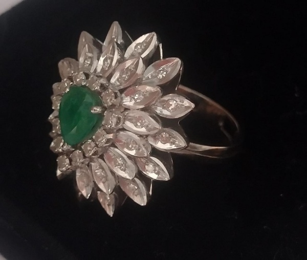 Antigo e belo anel em ouro branco com diamantes e esmeralda central, a qualidade da esmeralda e dos